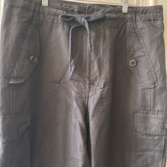 Women’s Vince black pants size Large 36% linen with cargo pockets Capri length - Picture 2 of 9